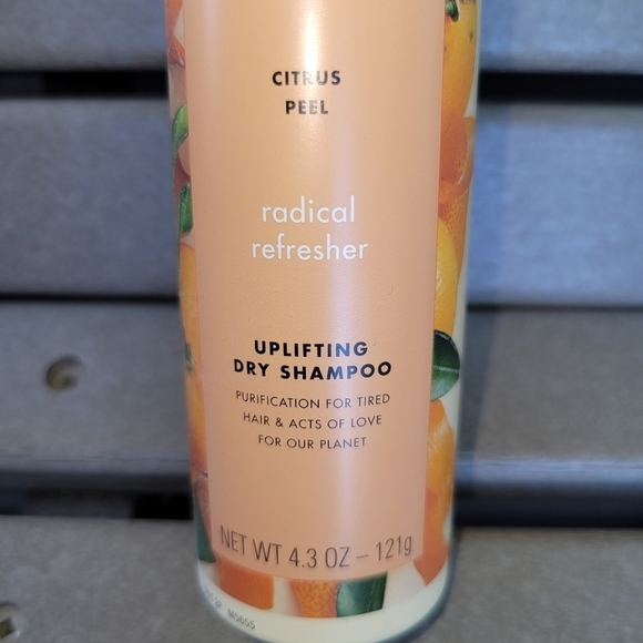 Love Beauty‎ and Planet Uplifting Dry Shampoo Citrus Peel 4.3 oz - Picture 3 of 3